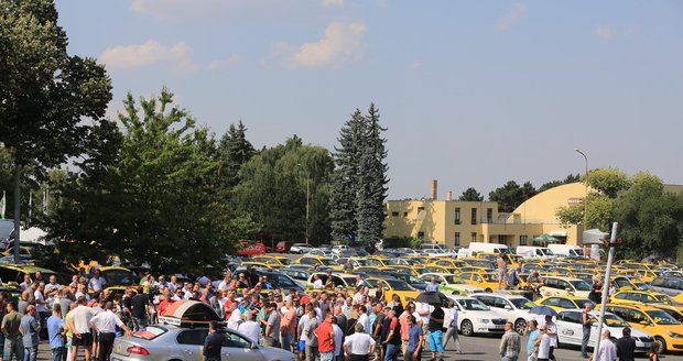 Protestní shromáždění nespokojených taxikářů na pražském Strahově