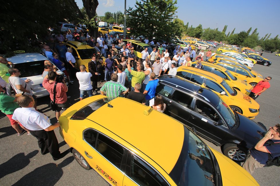 Protestní shromáždění nespokojených taxikářů na pražském Strahově