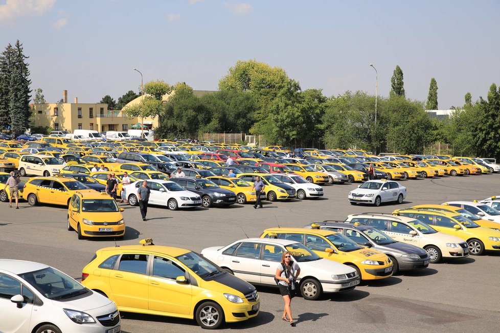 Protestní shromáždění nespokojených taxikářů na pražském Strahově