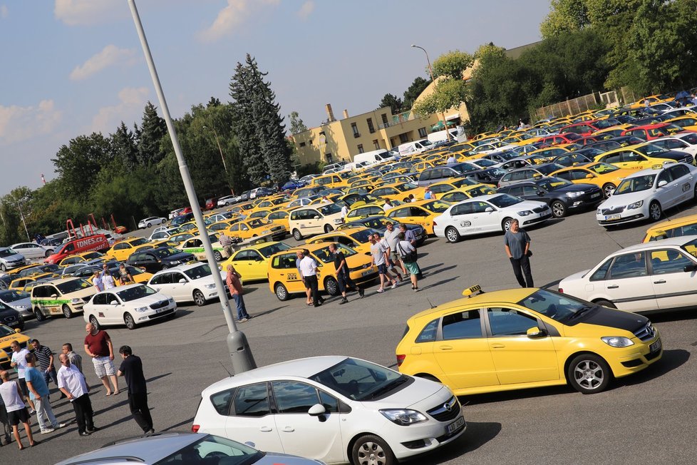 Protestní shromáždění nespokojených taxikářů na pražském Strahově.