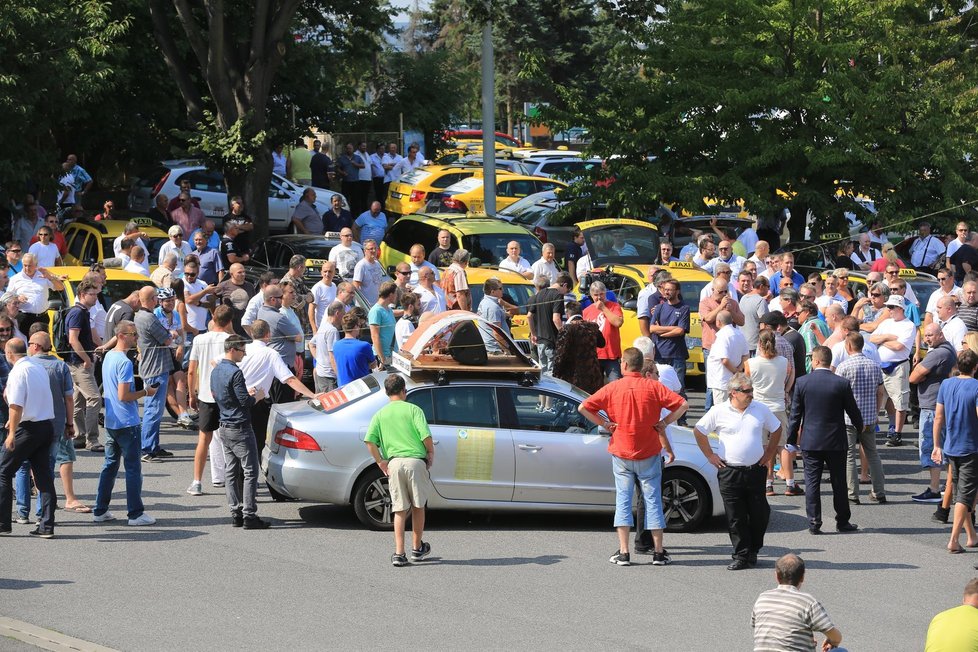 Protestní shromáždění nespokojených taxikářů na pražském Strahově.