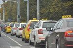 Sdružení taxikářů je proti Uberu a Taxify.