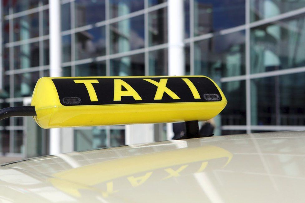Na magistrátu se zabývají novou vyhláškou, která by zdražila služby taxi. Taxikáři ji jistě uvítají, co občané? (ilustrační foto)