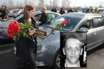 Pohřeb ubodaného taxikáře jaroslava Malíka: Zbyla po něm těhotná přítelkyně a dvě děti. Pachatelé vraždili kvůli čtyřem tisícům...