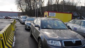 Kolonu taxíků při pohřbu zavražděného libereckého taxikáře