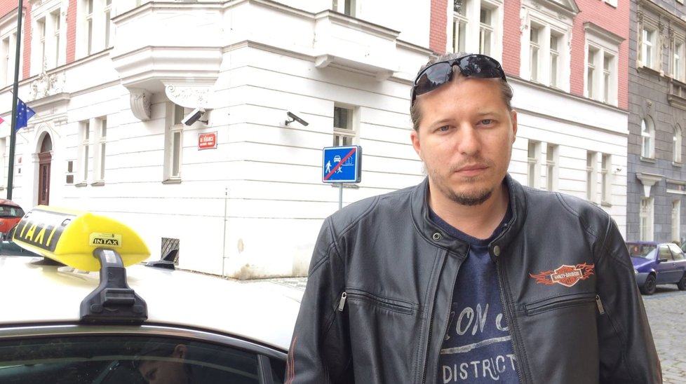 Taxikář Lukáš Pelikán se rozpovídal o současném stavu na silnicích v Praze.