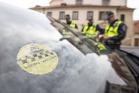 Taxíky v Praze od příštího roku budou muset splňovat Euro 6d. Na elektromobilech se zastupitelé neshodli