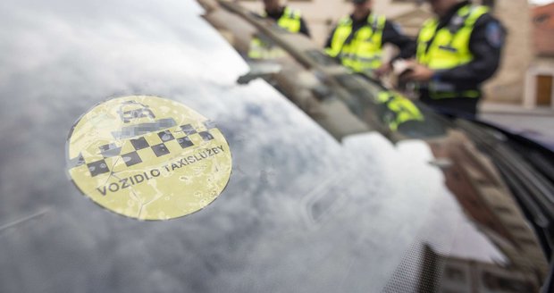 Pražští strážníci při kontrole vozidla taxislužby. (ilustrační foto) Pražští strážníci při kontrole vozidla taxislužby. (ilustrační foto)