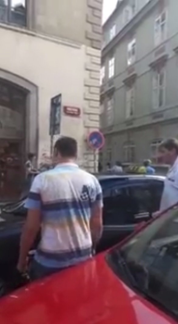 Taxikář vyhrožoval zastupitelům Prahy 1, měl udeřit ženu, která si stěžovala.