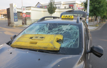 Muž nechtěl zaplatit taxikáři: O hlavu mu rozbil lahev! 