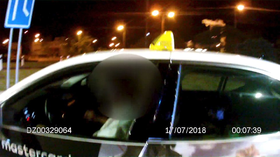 Taxikář nesměl řídit, hned dvakrát za jednu noc ho zastavili policisté.