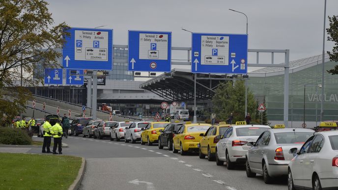 Naposledy taxikáři blokovali sinice 2. října v okolí pražského letiště - ilustrační snímek.