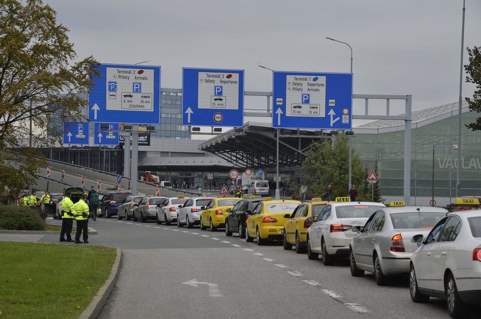 Taxikáři v minulých měsících uspořádali proti alternativním taxislužbám desítky protestů. Požadují, aby dodržovaly stejné podmínky jako oni