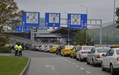 Naposledy taxikáři blokovali sinice 2. října v okolí pražského letiště. 