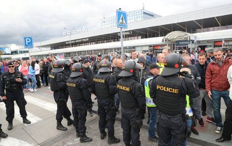 Pražští »dročkaři« stávkovali před necelými dvěma týdny přímo u letiště.