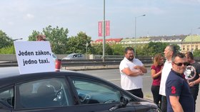 Stát se tak rozhodl po četných protestech taxikářů, kteří kritizovali Uber kvůli neplacení daní.