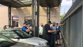 Na pražském hlavním nádraží protestovali taxikáři, nechali se přivézt řidičem Uberu.