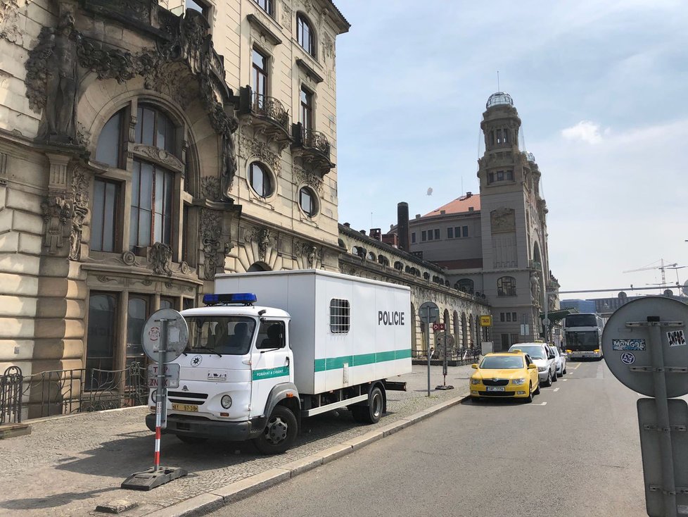 Na pražském hlavním nádraží protestovali taxikáři, nechali se přivézt řidičem Uberu.