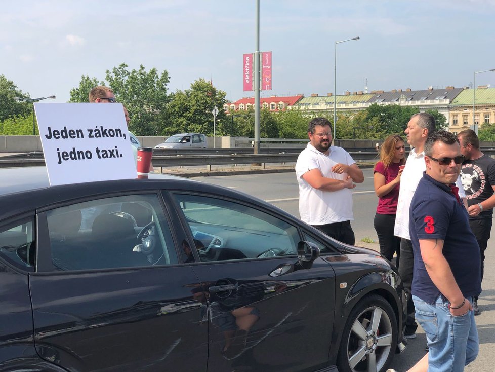 Na pražském hlavním nádraží protestovali taxikáři, nechali se přivézt řidičem Uberu.