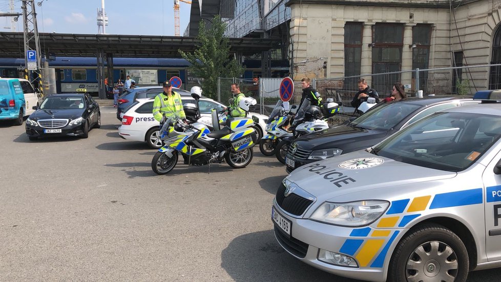 Na pražském hlavním nádraží protestovali taxikáři, nechali se přivézt řidičem Uberu.