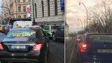 Kolaps dopravy v centru Prahy: Tisícovka taxikářů blokovala nábřeží, tramvaje desítky minut nejely