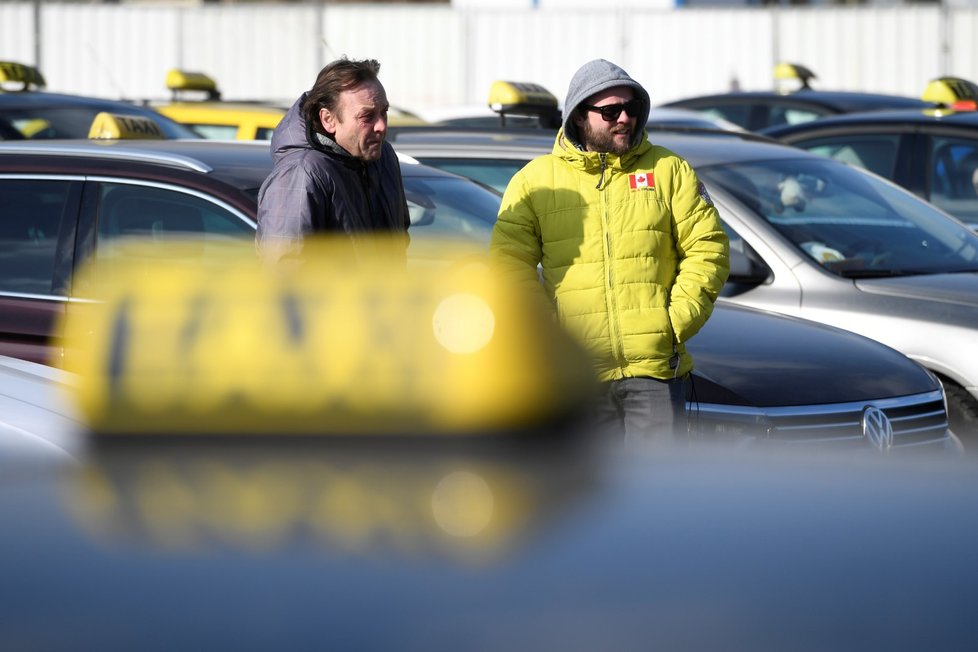 Taxikáři v minulých měsících uspořádali proti alternativním taxislužbám desítky protestů. Požadují, aby dodržovaly stejné podmínky jako oni