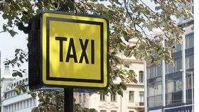 Pražské taxikáře přišli zkontrolovat magistrátní úředníci.