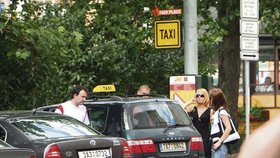 2. Náměstí Míru - Anglicky válel taxikář skutečně jen &#39;very little&#39;, ale taxikářské fígle a ostrou jízdu v zatáčkách ovládal bravurně. A při placení si vybral dýško.