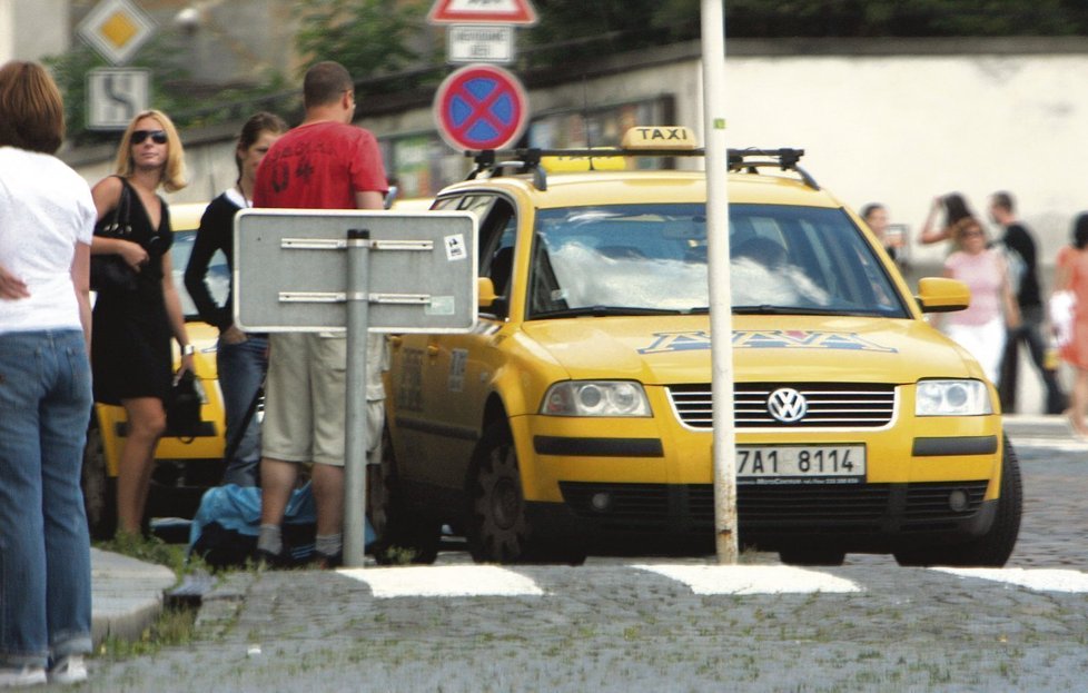 5. Loretánské náměstí - Angličtinu taxikář v malíku zrovna neměl, ale na žádost o účet zareagoval. Na lístku chyběl údaj o počátečním a cílovém místě