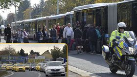 Taxikáři dnes při stávce blokovali hlavní tahy na letiště.