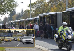 Taxikáři dnes při stávce blokovali hlavní tahy na letiště.