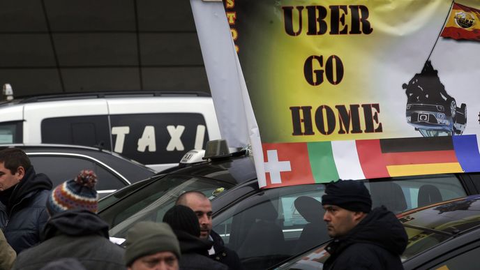 Evropští taxikáři proti Uberu.