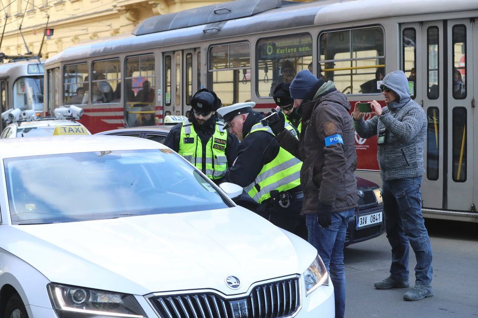 Taxikáři 26. února zablokovali Lazarskou a Spálenou ulici v centru Prahy.