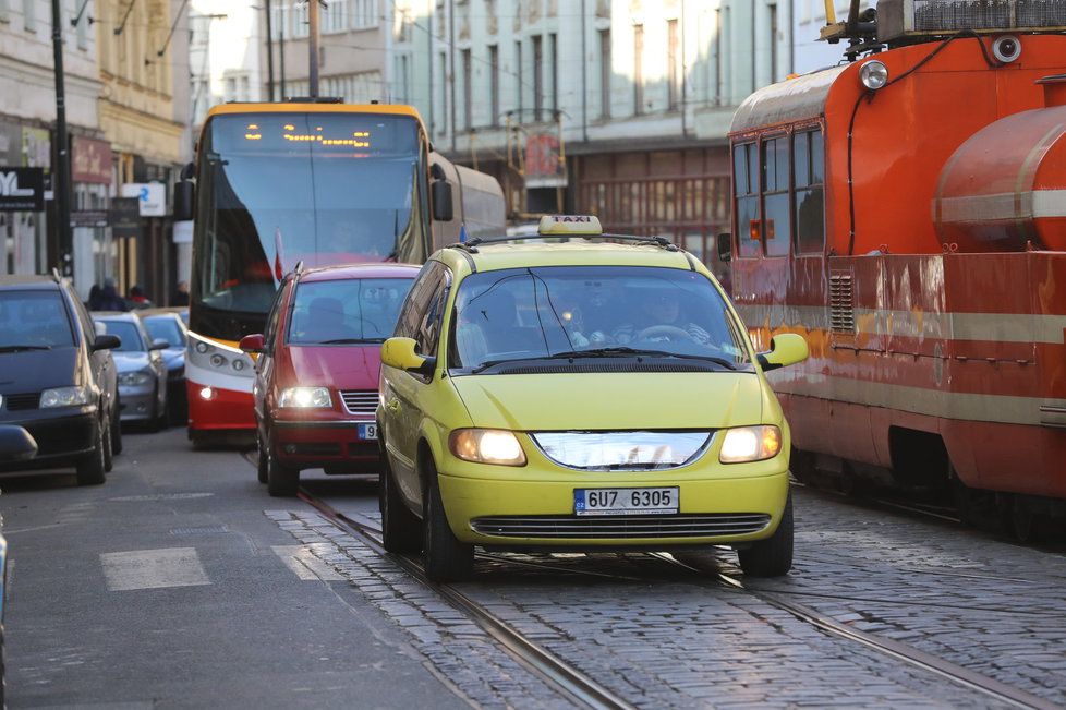 Proti Uberu několikrát demonstrovali i pražští taxikáři.