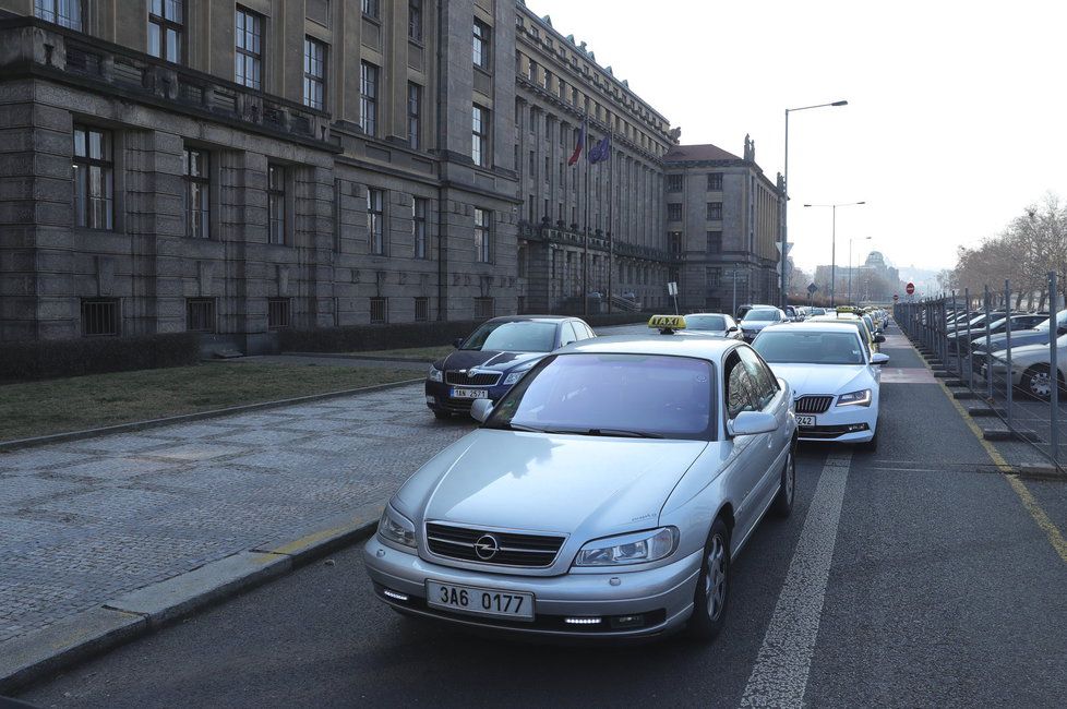 Taxikáři se vydali na protestní jízdu kolem ministerstva dopravy.