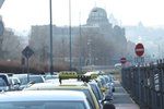 1. března kroužili taxikáři kolem úřednických budov.