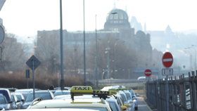 1. března kroužili taxikáři kolem úřednických budov.