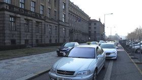 Taxikáři se vydali na protestní jízdu kolem ministerstva dopravy.