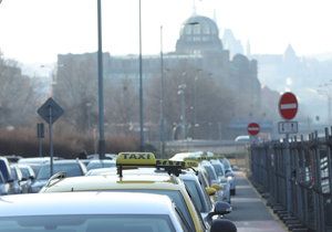 1. března kroužili taxikáři kolem úřednických budov.