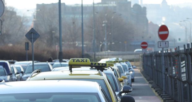 Kvůli současné situaci protestovali taxikáři už několikrát v pražských ulicích.