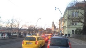 Dopravu v centru Prahy ochromila stávka taxikářů.