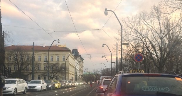 Dopravu v centru Prahy ochromila stávka taxikářů.