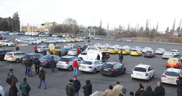 Někteří taxikáři nejsou s výsledky jednání se členy vlády spokojeni.