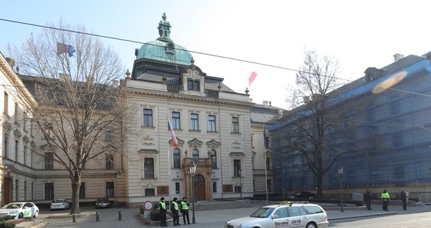 Taxikáři kroužili kolem Úřadu vlády.