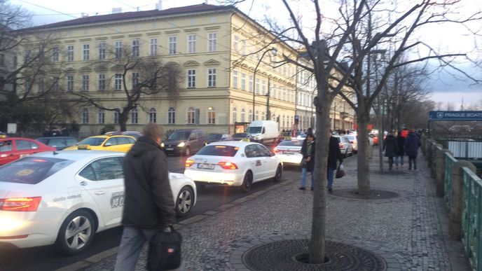 Dopravu v centru Prahy ochromila stávka taxikářů.