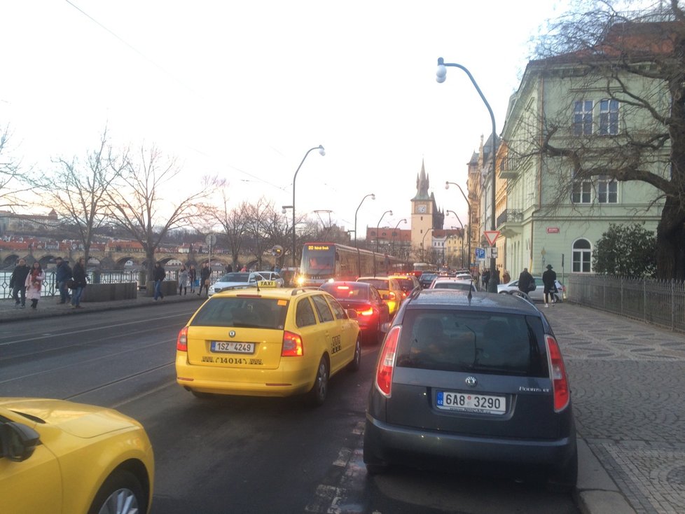 Dopravu v centru Prahy ochromila stávka taxikářů.