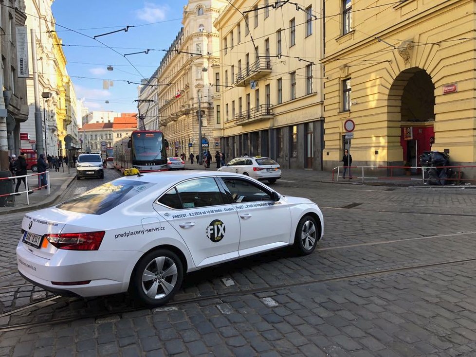 Taxikáři 26. února zablokovali Lazarskou i Spálenou ulici v centru Prahy.