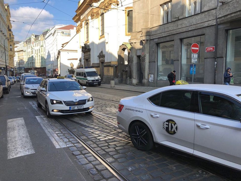 Taxikáři 26. února zablokovali Lazarskou i Spálenou ulici v centru Prahy.