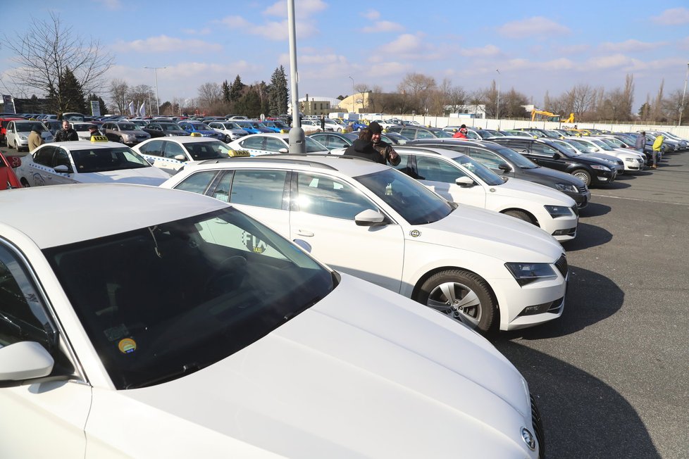 Taxikáři 26. února zablokovali Lazarskou a Spálenou ulici v centru Prahy.