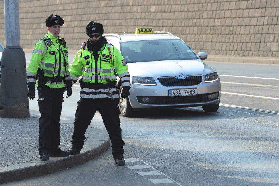 1. března kroužili taxikáři kolem úřednických budov.